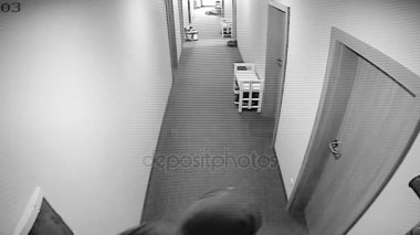 Bir hırsız gibi yakalanan gizli kamera kapıyı tatili