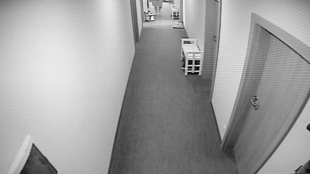 Die Überwachungskamera zeigt, wie ein Dieb die Wohnungstür aufbricht — Stockvideo