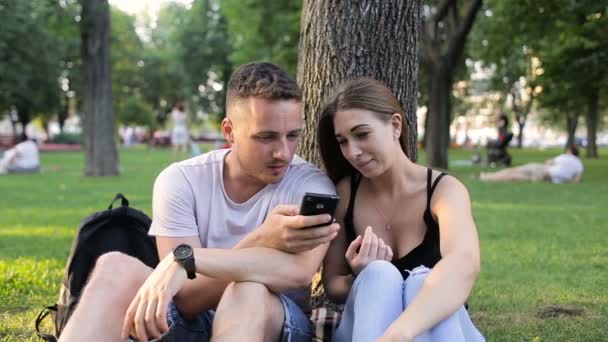 Le mec et la fille regardent des blagues au téléphone et rient — Video