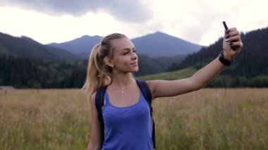 Genç güzel kız selfie dağlarda yapıyor