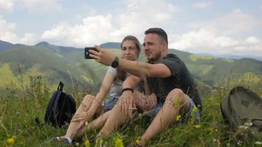 Genç çift selfie dağlarda yapıyor turist