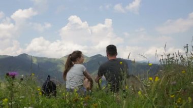 Genç adam ve kadın gidiyor dinlendikten sonra gitmek