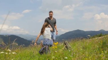 Dinlendikten sonra gidip turist genç Çift