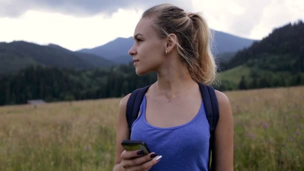 Krásná mladá dívka dělá selfie v horách — Stock video