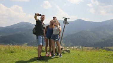 Yolcuları tabelasını yanındaki dağlarda selfie yapmak
