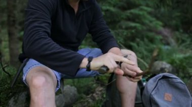 Tahta bir sopa bıçaklı adam Hunter kesmek.