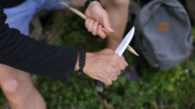 Tahta bir sopa bıçaklı adam Hunter kesmek.