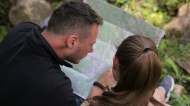 Yürüyüşçüler için yol haritası arıyorsunuz ormanda genç Çift