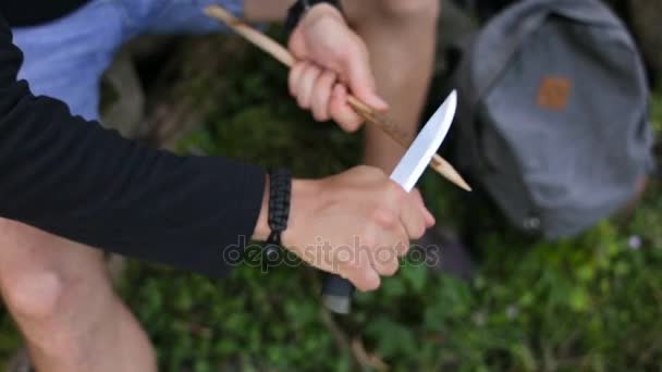 Hunter homme avec couteau couper un bâton de bois . — Video