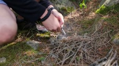 Gezgin flint kullanarak ateş yakmak. Başlangıç firesteel ateşle