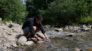 Genç uzun yürüyüşe çıkan kimse bir şişe su toplar