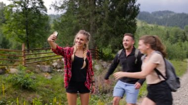 Yolda dağlarda selfies alarak yürüyüşçü