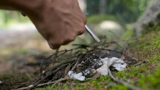 Traveler tända eld med Flinta. Börjar eld med firesteel — Stockvideo