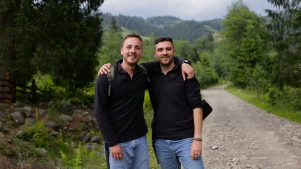 Portrait of brothers of tourists in the mountains — Stock Video