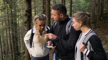 Yolcular bir smartphone içinde bölgenin haritasına ormanda kullanın.