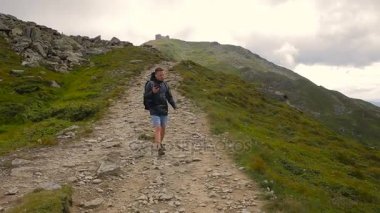 Gezgin kullanmak bir smartphone içinde bölgenin haritasına dağın içinde