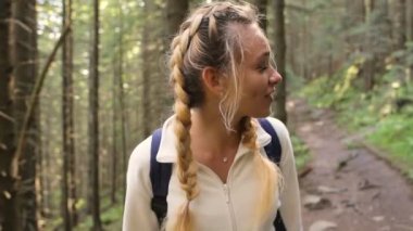 Genç güzel kız dağlarda bir ormandaki kızmış