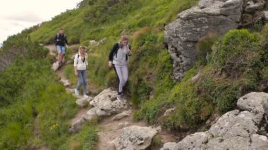 Güzel manzara modunda hiking yürüyüşçü. Adam ve kadın ile trekking yürüme dağlarda sırt çantaları