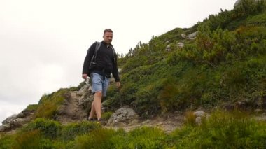 Güzel manzara modunda hiking yürüyüşçü. Adam ve kadın ile trekking yürüme dağlarda sırt çantaları