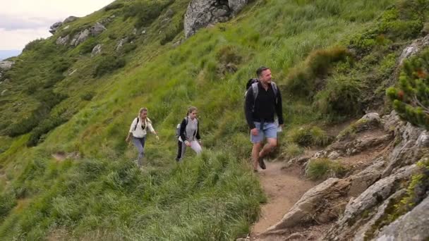 Vandrare vandring i vackra landskap. Man och kvinnor trekking vandring med ryggsäckar i bergen — Stockvideo