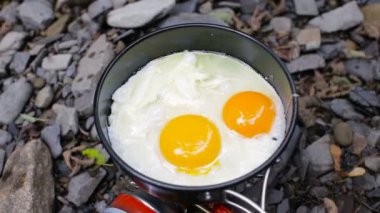 Mens eller bir kamp içinde bir tavada kızarmış yumurta ilave edin