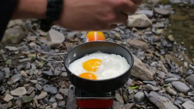 Mens eller bir kamp içinde bir tavada kızarmış yumurta tuz