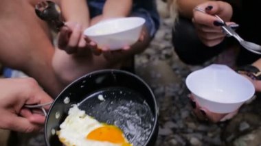Turistler kahvaltı Kamp yerinde kahvaltı niyetine yerim. Mens eller yumurta kadın turistlere dökün.