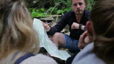 Turistler dere kamp içinde bir harita