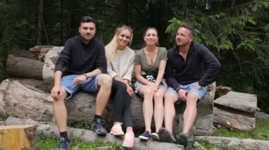 Yürüyüşçüler dinlenme düşmüş ağaç veya günlük