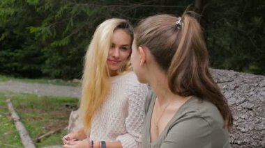 Kız büyük bir oturum açma ormanın kenarında oturan konuşuyorsun