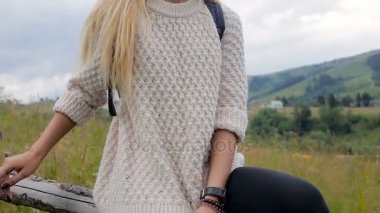 Kameraya poz ve orman ve dağ köyü bir arka plan üzerinde gülümseyen güzel kız