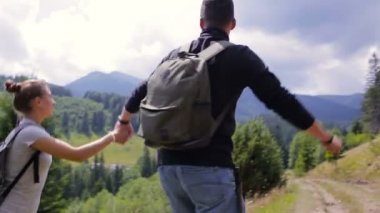 Bir çift bir dağ tırmanma kaldırsın onların sevinç için