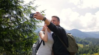 Turistler birkaç fotoğraf birlikte dağlarda öğleden sonra çekmek