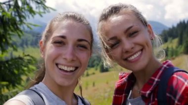 Kız resimleri birlikte dağlarda öğleden sonra almak