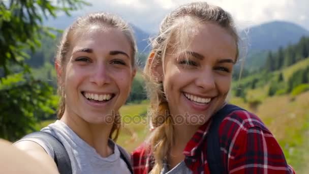 Fidanzate scattare foto insieme nel pomeriggio in montagna — Video Stock