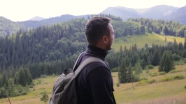 Bir dağ yolda yürürken adam turizm