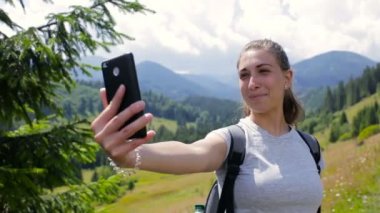 Genç kız sohbet görüntülü sohbet cep telefon arkadaş bağlantı dağlar