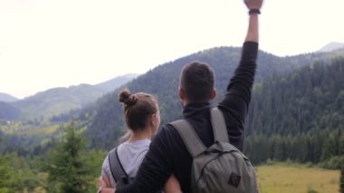 Bir çift bir dağ tırmanma kaldırsın onların sevinç için