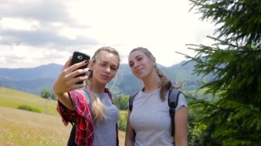 Kız resimleri birlikte dağlarda öğleden sonra almak