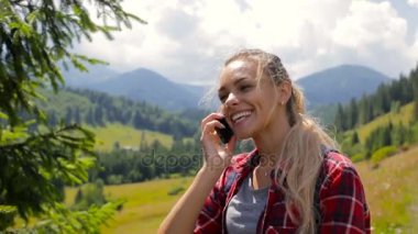 Genç güzel kız tarafından cep telefonu dağlarda çağırır