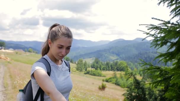 Çok güzel bir kız selfie dağlarda yapıyor — Stok video