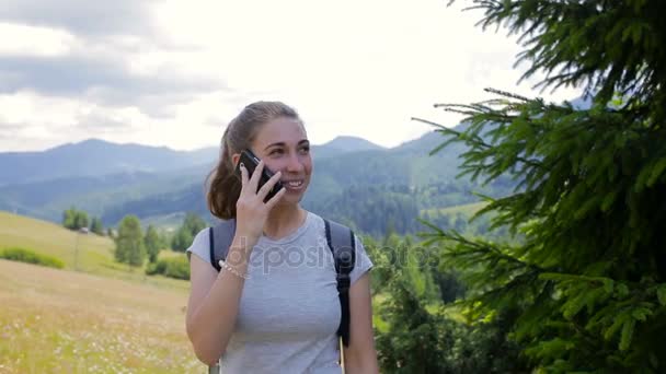 산에서 휴대 전화로 호출 하는 젊은 아름 다운 소녀 — 비디오