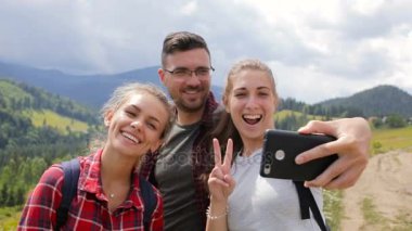 Arkadaşlar resimler birlikte dağlarda öğleden sonra almak