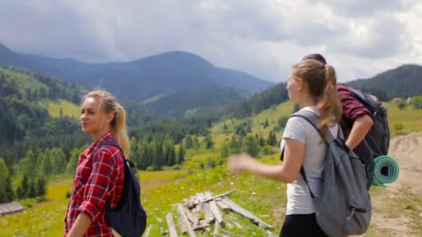 Een groep toeristen gestopt om water te drinken — Stockvideo