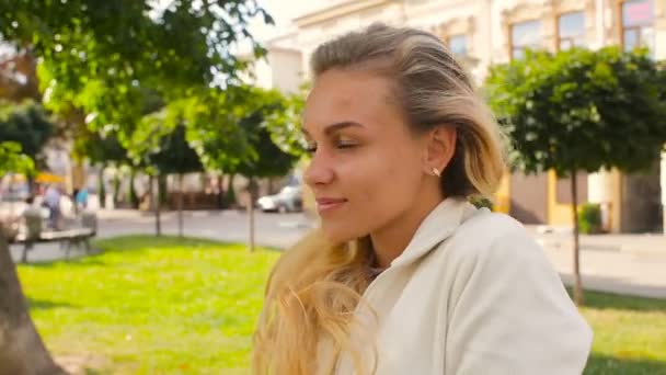 Extrema close up retrato menina sorrindo para a câmera — Vídeo de Stock