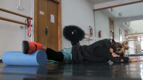 A bailarina faz o aquecimento antes do treinamento em um grande salão de ballet — Vídeo de Stock