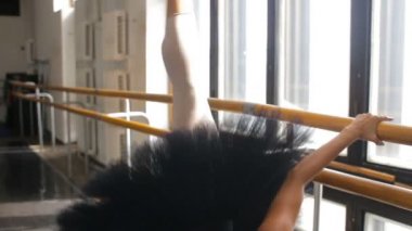 Balerin büyük salonda uygulamaları ve Smartphone müzik dinler