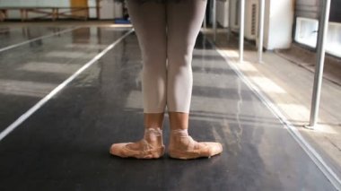 Balerin büyük salonda uygulamaları ve Smartphone müzik dinler