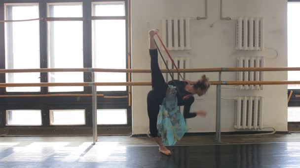 Profesyonel balerin, bir bale barının yanında pratik yapıyor. — Stok video