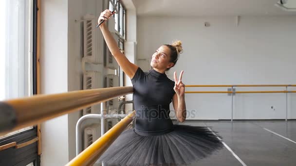 Una bailarina hace selfie en una gran sala de entrenamiento — Vídeo de stock